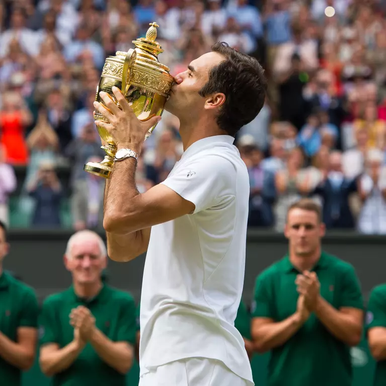 Andy Murray kissing Wimbledon trophy