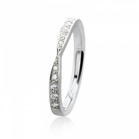 Ladies Platinum & Diamond Central Dip Wedding Ring